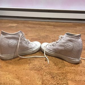 CONVERESE BRAND 100% leather sneaker.